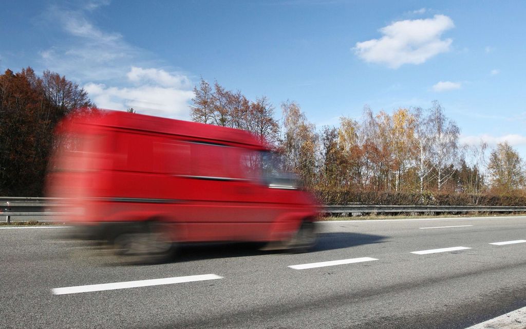 Paketti­autokuskit kisasivat rajulla nopeudella Haukiputaalla