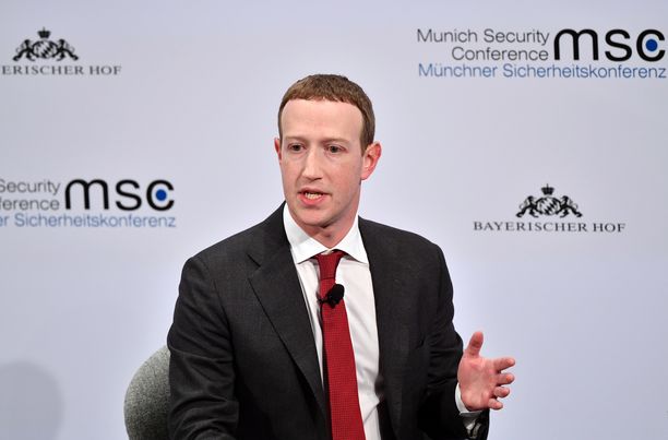 Facebookin perustaja ja toimitusjohtaja Mark Zuckerberg puhumassa Münchenin turvallisuuskonferenssissa 2020. Kuvituskuva. 