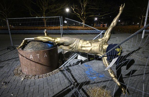 Tältä Zlatan-patsas näyttää nyt.