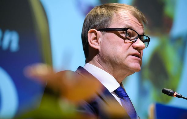 Pääministeri Juha Sipilä (kesk) ei halua kommentoida, miten Jussi Halla-ahon mahdollinen valinta perussuomalaisten puheenjohtajaksi vaikuttaisi hallitukseen.