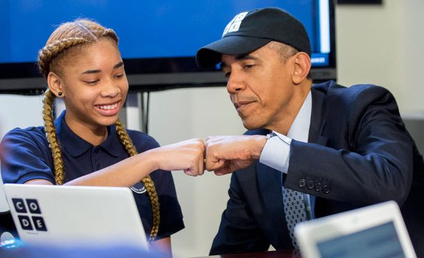 Naisten ja vähemmistöjen osallistumista digitekniikkaan on ajanut itse Barack Obama, joka vierailee kuvassa Hour of Code -tapahtumassa.