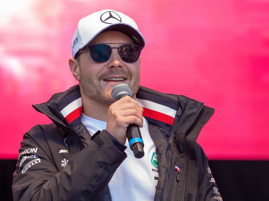 Valtteri Bottas väänsi tunnetuimman radioviestinsä täysin uuteen muotoon, Mersun työntekijät repesivät nauruun mestaruusjuhlissa