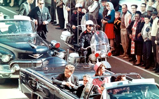 Kirjapaljastus: John F. Kennedy käski henkivartijat pois autostaan juuri ennen salamurhaansa