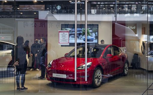 Kiukkuiset Teslan ostaneet osoittavat mieltä Kiinassa – ehtivät maksaa täyden hinnan juuri ennen hintojen leikkausta