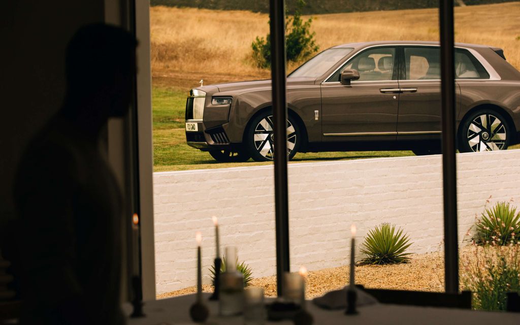 Autovalmistaja kieltää takapenkin käytön