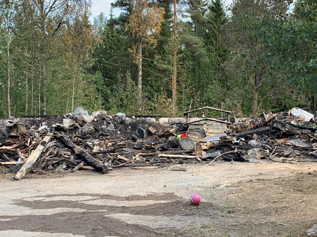 Vanhan koulun palossa kotinsa menettänyt perhe sai lähiseudun asukkaat tuekseen Ylöjärvellä - Lahjoittajia jo yli sata
