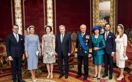 Kruunun­prinsessa Victorian mekko ja korut suomidesignia – presidentti­pari otettiin vastaan sini­valkoisissa