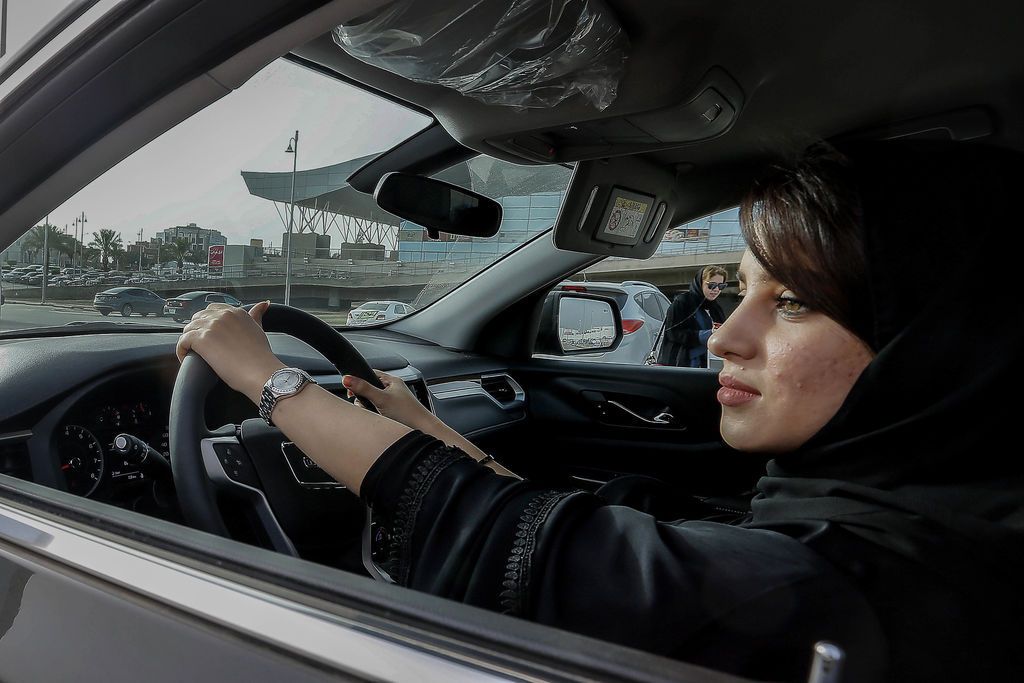 Saudi-Arabia alkoi myöntää ajokortteja naisille