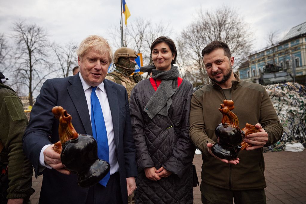 Nämä kukot varastivat huomion Boris Johnsonin Kiovan vierailulla