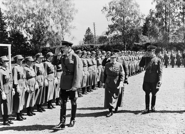 Sotamarsalkka Gustaf Mannerheim ja "lottakenraali" Fanni Luukkonen tarkastavat lottarivistön Tuusulan päällystökoululla 1940.