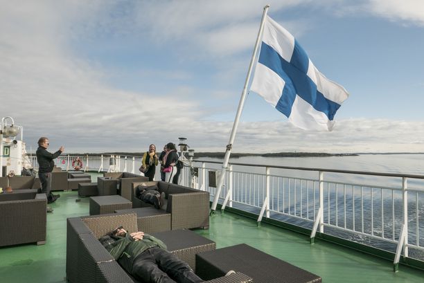 Laivaliikennettä lisätään. Kuvassa matkustajia Viking Linen risteilyllä pari vuotta sitten.