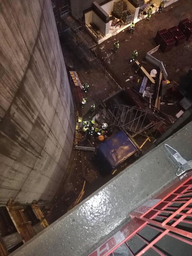 Rakennustyömies putosi yli 30 metriä parkkihallin työmaalla Helsinki-Vantaalla.