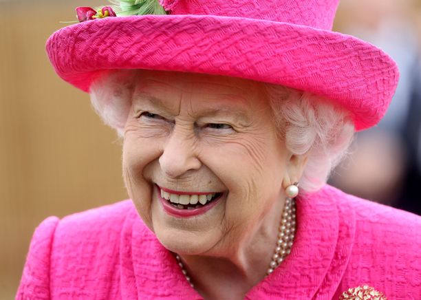 Kuningatar Elisabet edusti hylyileväisenä. Huulipunakin oli sävy sävyyn asun kanssa.