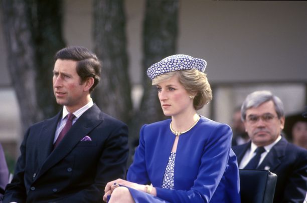 Prinsessa Diana perhoskorvakoruissaan vuonna 1986.