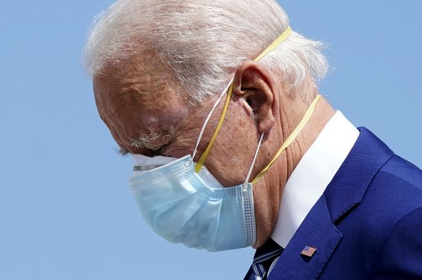 Yhdysvaltain presidentti Joe Biden on suosinut tuplamaskia jo pidempään. Kuva otettu Floridassa lokakuussa.