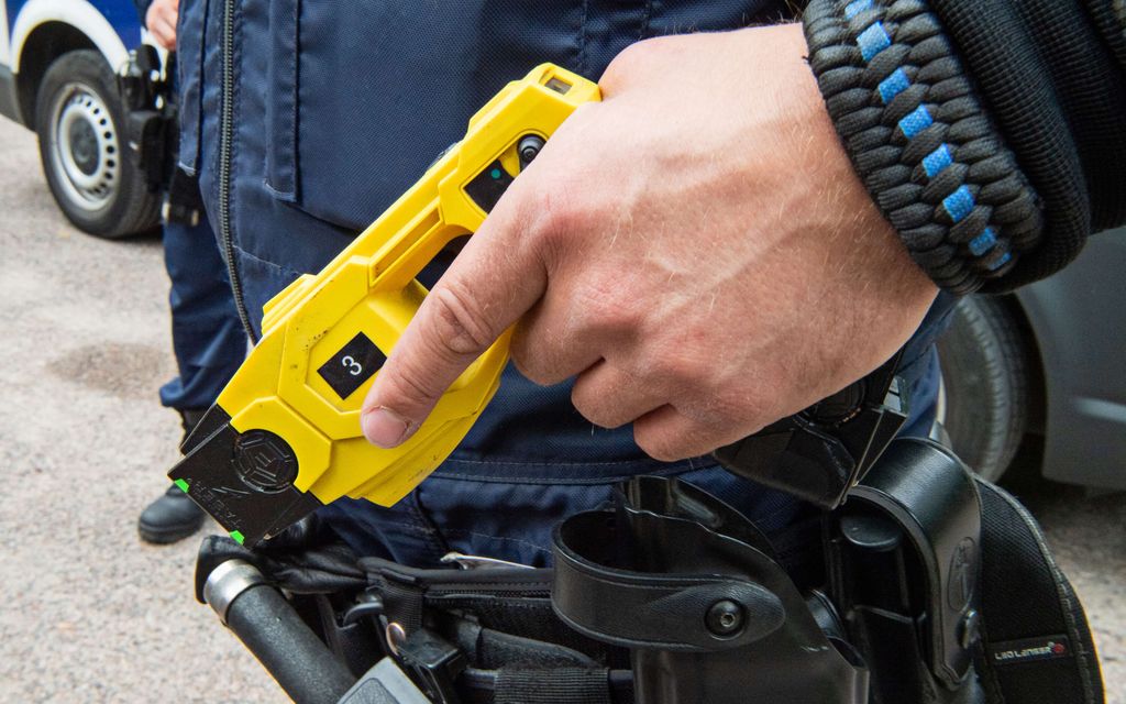 Pohjalais­nainen usutti suurta koiraansa hyökkäämään poliisien kimppuun