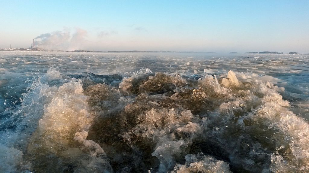 Jää petti vain kahden metrin päässä rannasta – mereen pudonnut ei päässyt omin avuin rantaan