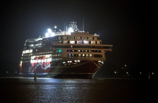 Baarimestari ilmestyi illalla laivalle reilussa laitamyötäisessä. Arkistokuvassa Viking Grace saapuu Turkuun.