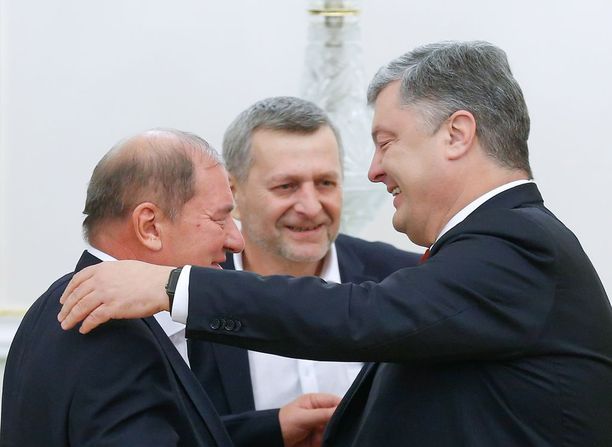 Ukrainan presidentti Petro Poroshenko otti Krimin tataarit Ilmi Umerovin (vasemmalla) ja Akhtem Chiyhozin (keskellä) vastaan Kiovassa lokakuun lopulla.