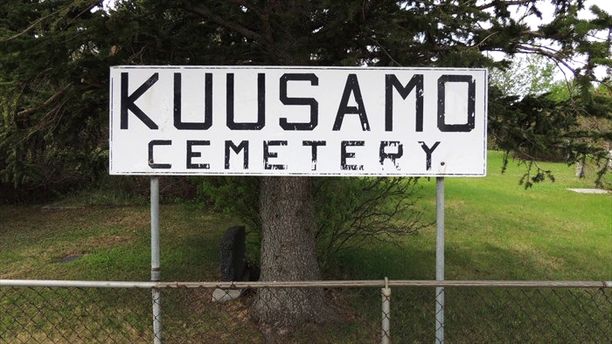 Suurin osa Kuusamon kalmistoon Red Deer Countyssa haudatuista on suomalaista sukujuurta. 