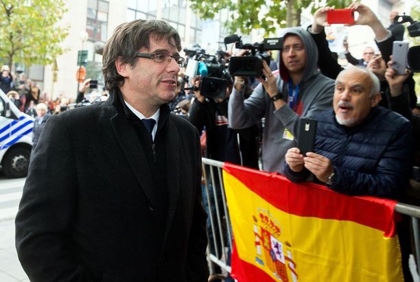 Carles Puigdemont pysyy Brysselissä.