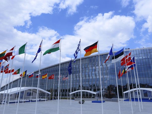Valtaosa suomalaisista ei halua Suomen lippua Nato-jäsenmaiden lippujen joukkoon Naton päämajan eteen Brysseliin.