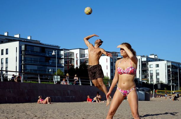 Rantalentopallo on oivallinen tapa viettää kesäpäivää. Silloinkin on syytä muistaa juominen ja tauot varjossa.