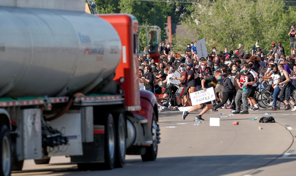 Tankkiauto ajoi kovaa vauhtia poliisin väkivaltaa vastustavien mielenosoittajien keskelle Minneapolisissa - väkijoukko hakkasi kuljettajan
