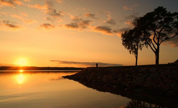 Roope ja Jonny Hietala pitävät Ahvenanmaata paratiisisaarena. Kuvassa auringonlasku Lemströmin kanavalla.