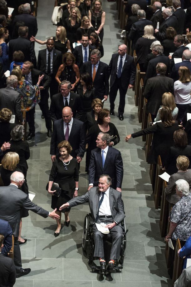 George H.W. Bush osallistui viime lauantaina vaimonsa Barbara Bushin hautajaisiin Texasin Houstonissa. Kuvassa leskeksi jäänyttä ex-presidenttiä työntää pyörätuolissa hänen poikansa, niin ikään ex-presidentti George W. Bush vaimonsa Laura vierellään.