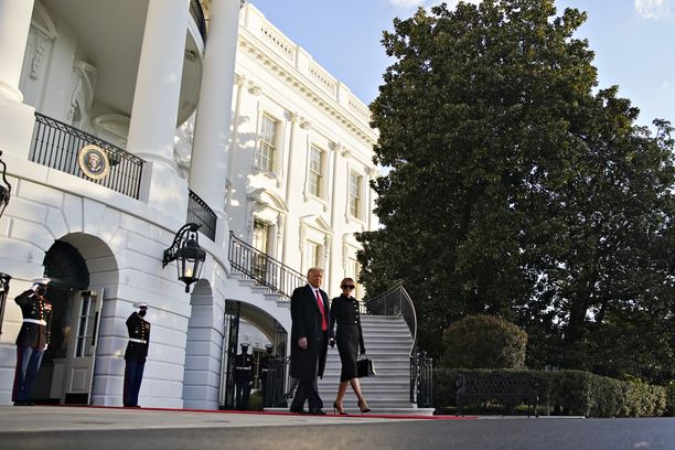 Donald ja Melania Trump poistuvat Valkoisesta taloista viimeistä kertaa presidenttiparina.