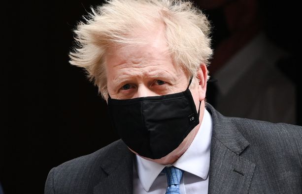 Britannian pääministeri Boris Johnson määräsi sotalaivat kotiin. 