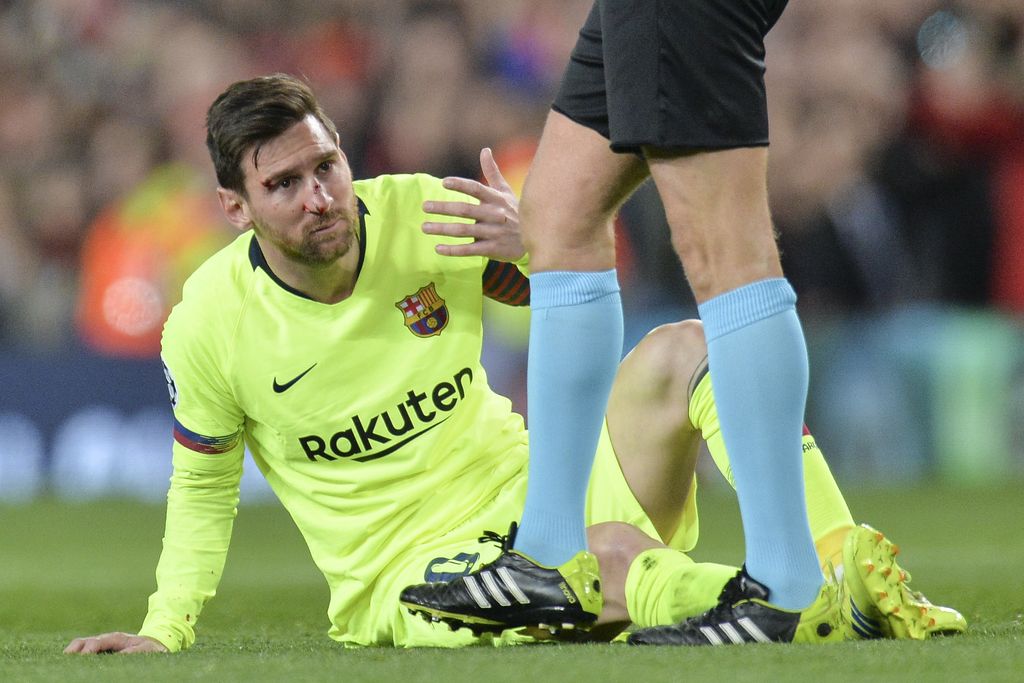 Barcelona iski avausmaalin – Leo Messi tyrmättiin verta vuotavana Old Traffordin nurmen pintaan