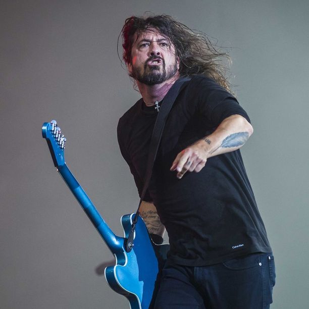 Dave Grohl soitti rumpuja Nirvanassa. Nykyään hän musisoi Foo Fightersissa.
