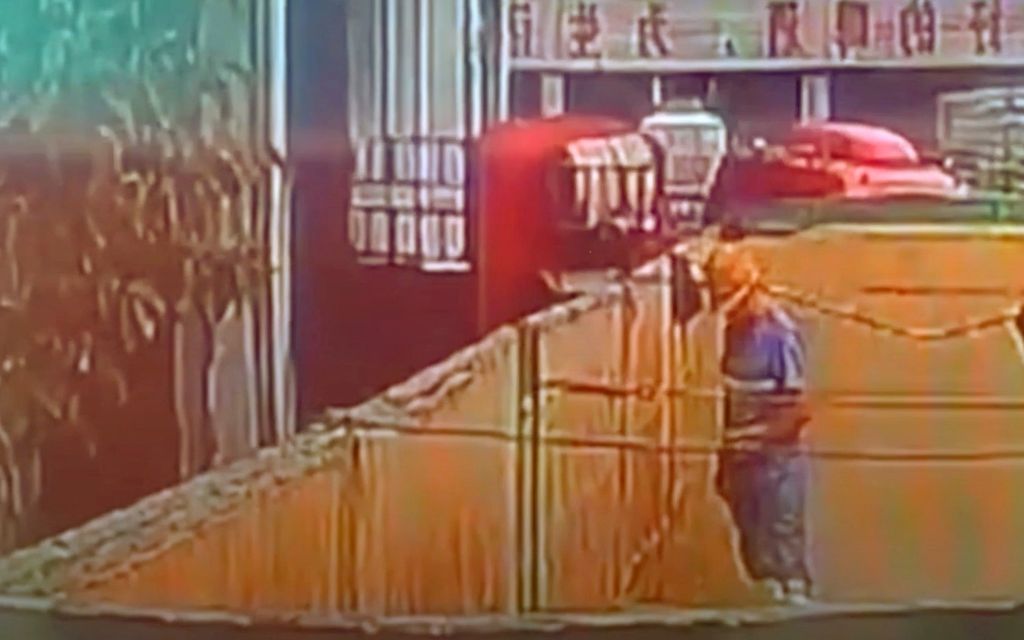 Mies virtsasi olutlastiin – Valvonta­kameraan tallentui häikäilemätön näky Kiinassa