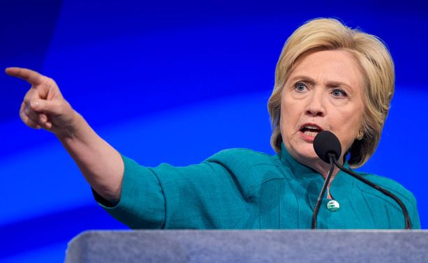 Clintonia vastustavat pitävät häntä omaa etuaan tavoittelevana valehtelijana.