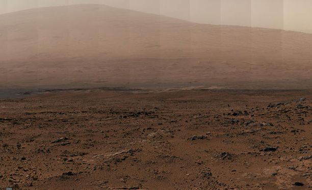 Kuva on pala Nasan julkaisemasta valtavasta Mars-kuvasta. Sen valkotasapainoa on muuteltu niin, että värit vastaisivat maapallon olosuhteita. Taustalla näkyy Sharp-vuori.