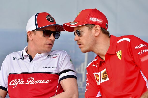 Kimi Räikkönen ja Sebastian Vettel juttelivat keskenään kauden ensimmäisessä F1-osakilpailussa Australiassa.