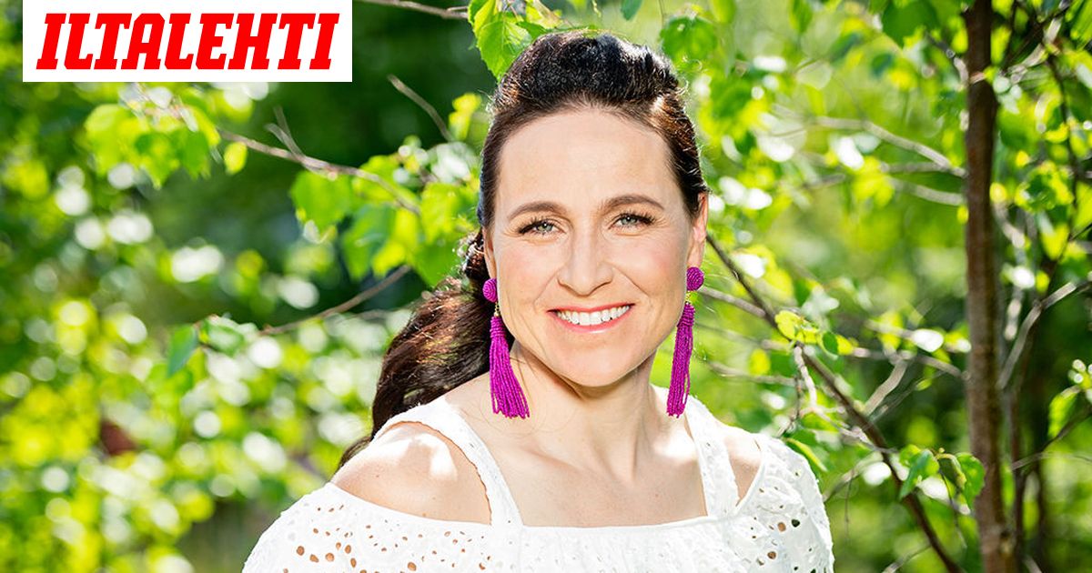 Aino Kaisa Saarinen Loysi Uuden Tyopaikan Erittain Onnellinen