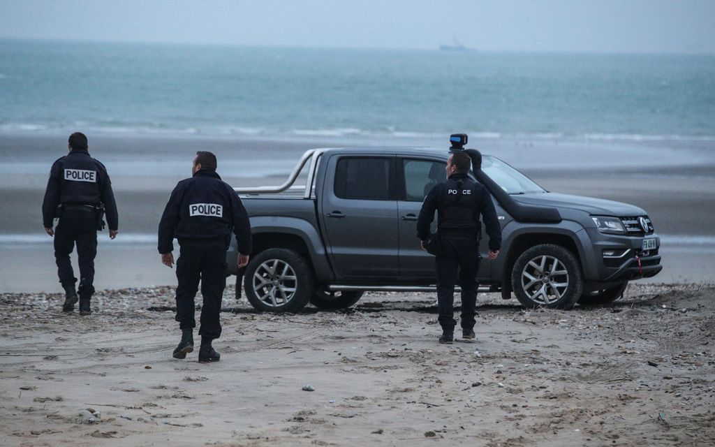 Ranska varoittaa ”huume­turisteista”, joiden epäillään havittelevan rantaan ajautunutta kokaiinia 