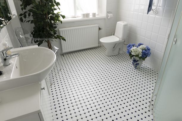 Yläkerran kylpyhuone, jonka suunnittelussa Birgitta on ollut mukana.