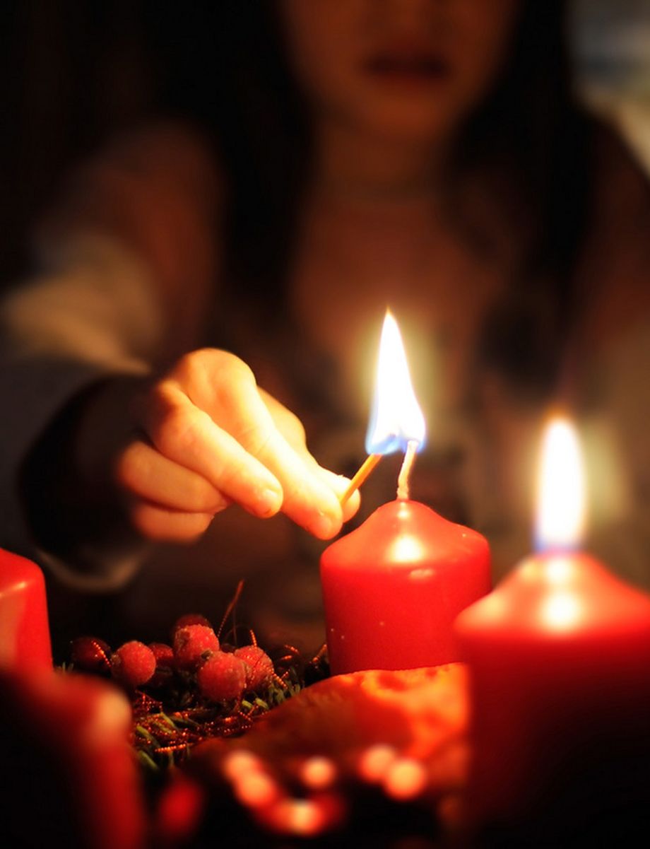Зажгем свечи. Красивые свечи. Свечи гадальные. Девушка со свечой. Фотосессия со свечами.