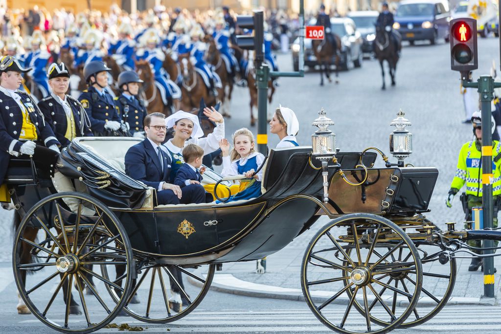 Kuninkaallinen perhe asettui kansallispäivän kunniaksi potrettiin – prinssi Oscar hurmasi kravatissa