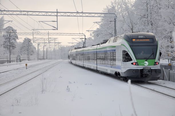 Intercity-junan veturi ja vaunut kuljetettiin sunnuntaina Ilmalaan Helsinkiin tarkempia tutkimuksia varten. Kuvituskuva.