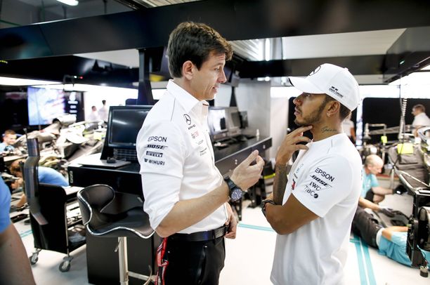 Toto Wolffin johtama Mercedes tekee kaikkensa, että niin talli kuin Lewis Hamiltonkin kruunataan kauden päätteeksi viisinkertaiseksi maailmanmestariksi.