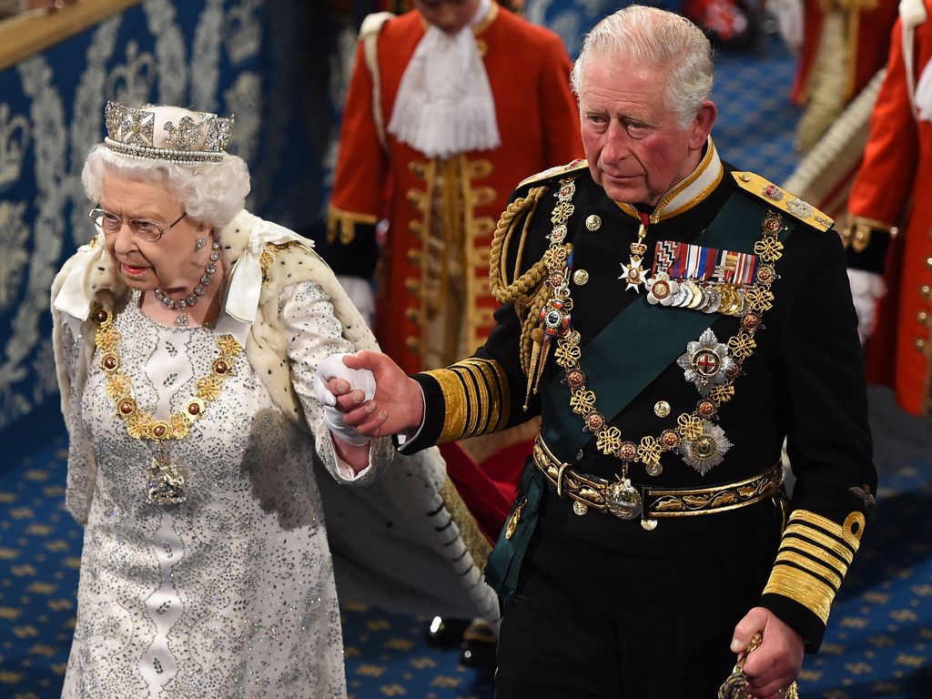 Hyötyykö prinssi Charles Andrew-veljen hölmöilyistä? – Britanniassa huhutaan kuningattaren harkitsevan eläköitymistä