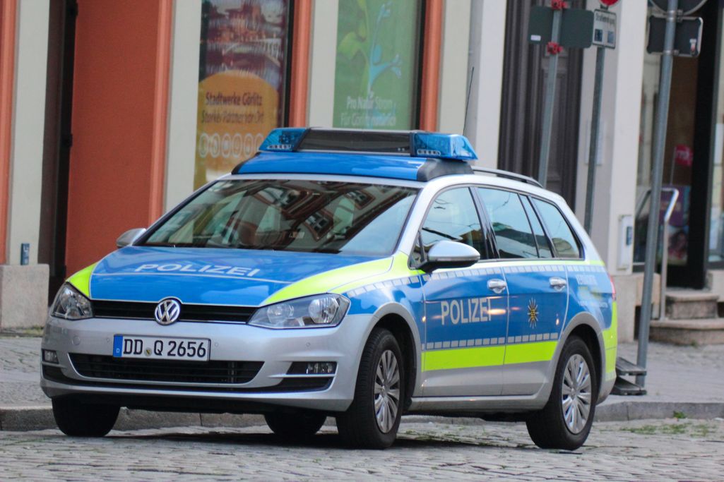 Pariskunta oli yhdynnässä auton ratissa - kolaroi auton risteyksessä Saksassa