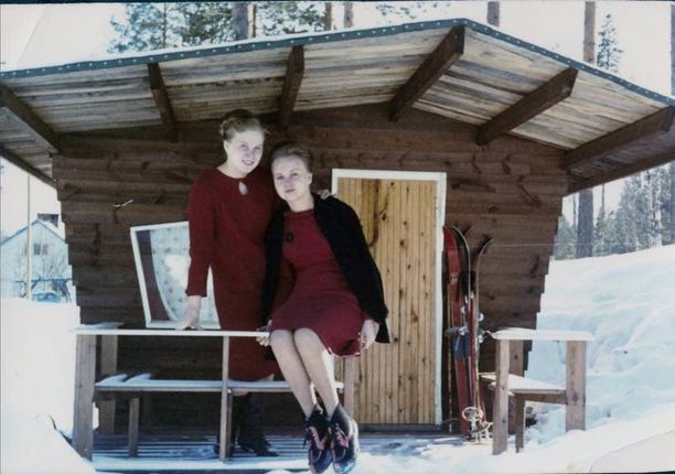 Toivo rakensi tyttärilleen leikkimökin vuonna 1963. Pienten tyttöjen suussa nimi tosin vääntyi mökki-leikiksi. Mökki oli jätettävä taakse Hyrynsalmelle, kun perhe muutti toiselle paikkakunnalle vuonna 1969.