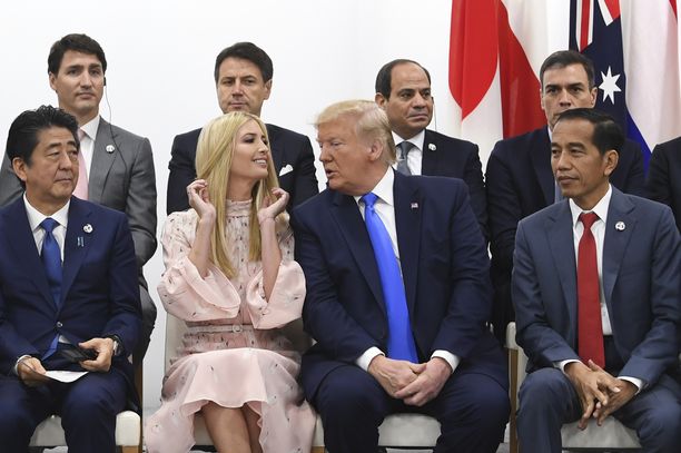 Donald Trumpin tytär Ivanka Trump nähtiin edustamassa Japanin G20-kokouksessa. Kriitikkojen mielestä Yhdysvallat alkaa näyttää monarkialta. 