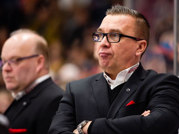 Ari-Pekka Selin ei ollut tyytyväinen tuomaritoimintaan KalPa-ottelussa.